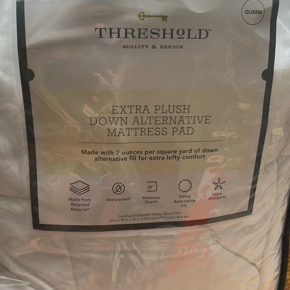 Threshold White Extra Plush Down Alternative Mattress Pad Queen
